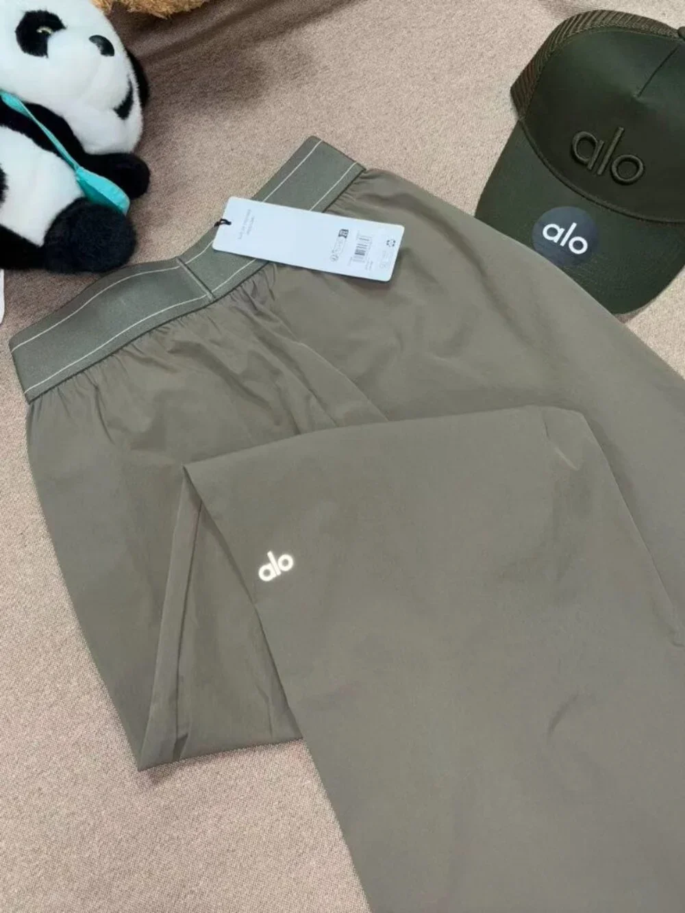 🏝Alo Yoga Suit Up Trouser olive color regular fit 30-inch inseam length 🤍